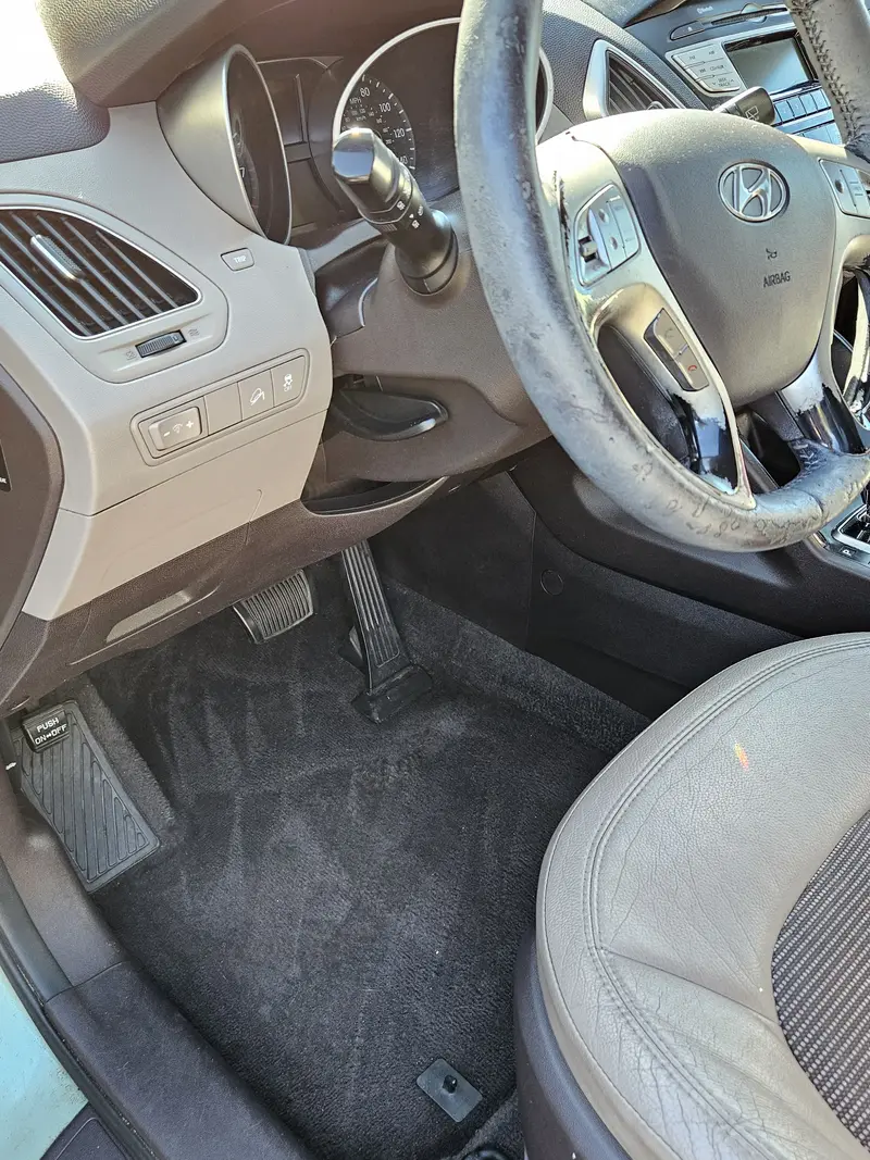 Driver footwell and mats of a Hyundai Tucson after interior detailing