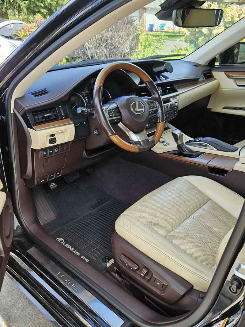 Front cabin of a 2016 Lexus ES after interior detailing